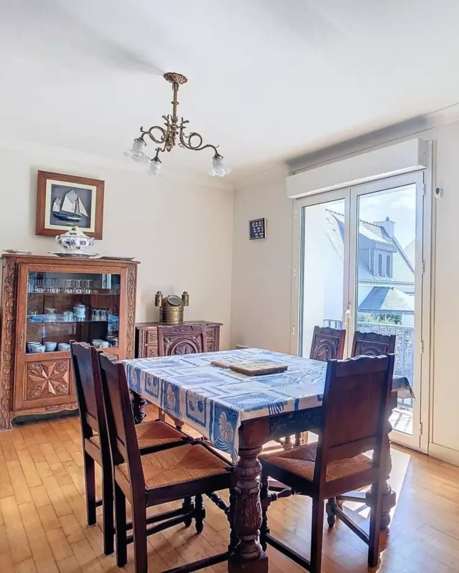 Salle à manger avant home staging, mobilier ancien en bois foncé