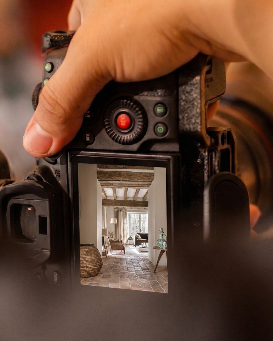 Photographe professionnel cadrant l'intérieur d'une maison ancienne